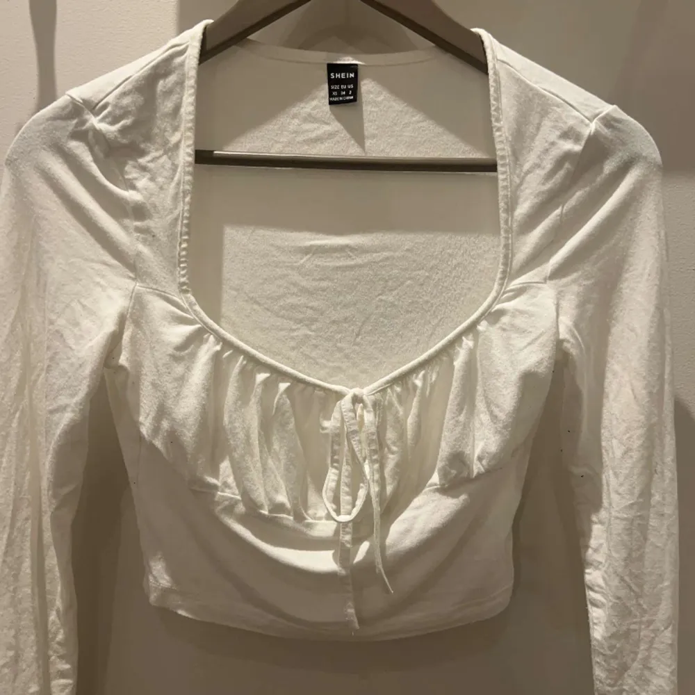 En gullig vit tröja i storlek XS. Sitter perfekt på mig som vanligtvis har XS men kan också passa som en S för den är stretchig. Inga hål eller fläckar. Säljer för den inte riktigt är min stil längre💞. Toppar.