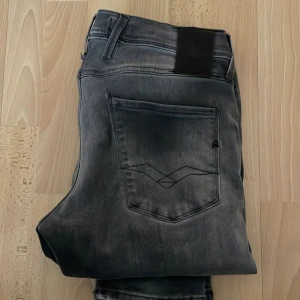 Replay anbass jeans - Tja! Säljer ett par replay anbass jeans som inte passade mig 30/34! Kom med funderingar! Pris ej hugget i sten 🍾