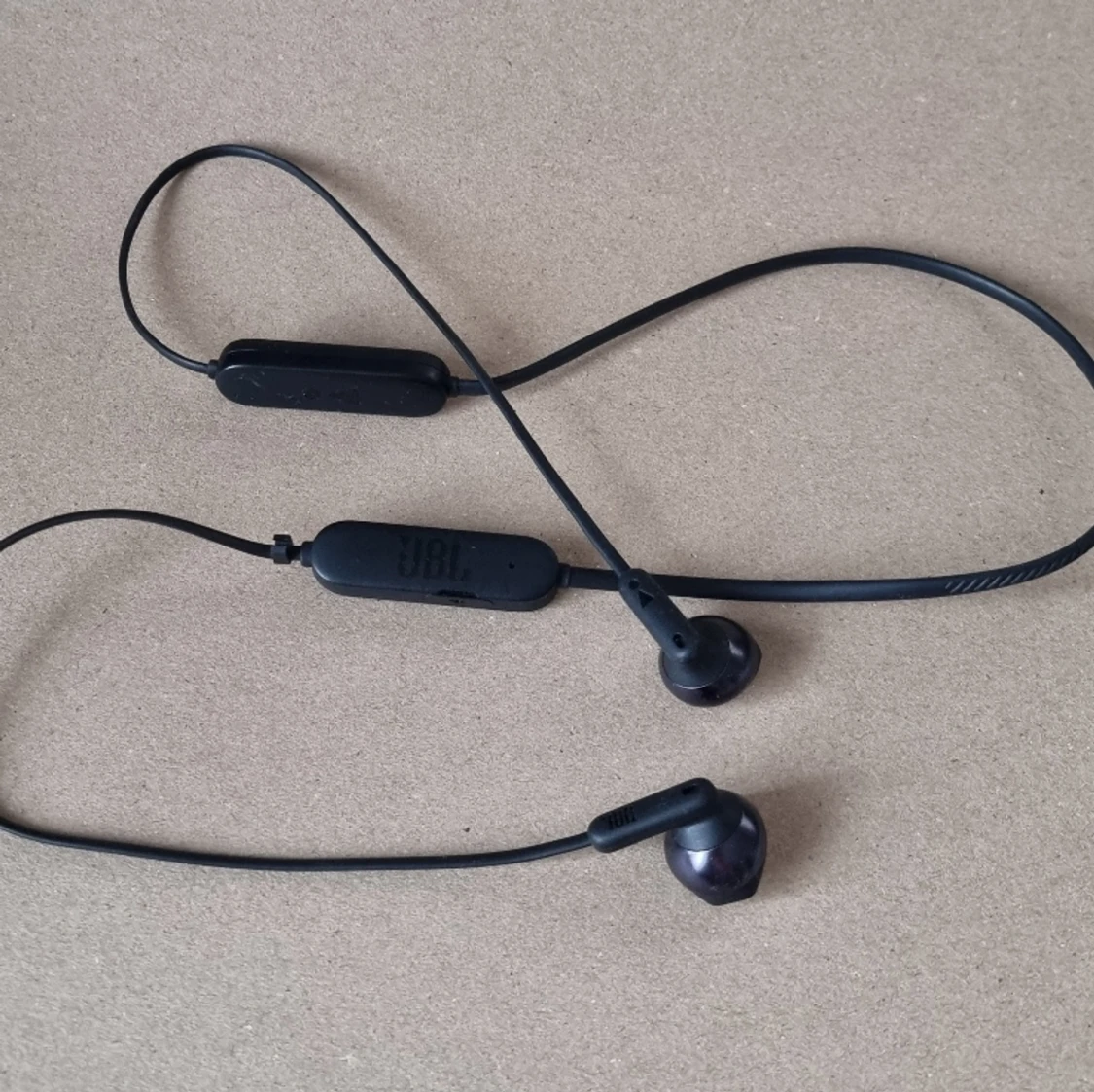 JBL TUNE 215BT trådlösa hörlurar