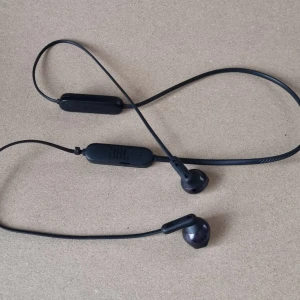 JBL TUNE 215BT  trådlösa hörlurar  - Ergonomiska JBL TUNE 215BT  trådlösa hörlurar med lång batteritid. Lite använd.Jbl högtalare funkar bra,fungerar perfekt