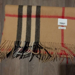 Burberry halsduk - En burberry scarf i 100% Kashmir och i princip oanvänd. Skick 10/10. Skriv vid fundering