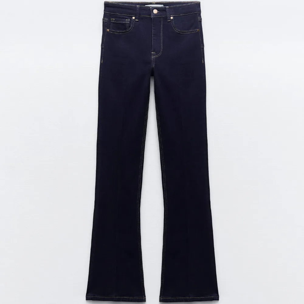 Säljer mina bootcut jeans från zara i bra skick!💗 Ny pris 399, Ni kan skriva privat om ni undrar något eller vill diskutera priset💓. Jeans & Byxor.