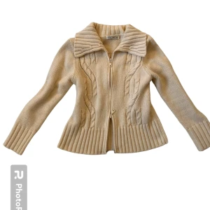 kofta 💛 - kofta perfekt att ha över linnen nu till våren🌸skriv om du har frågor, pris är diskuterbart !💓