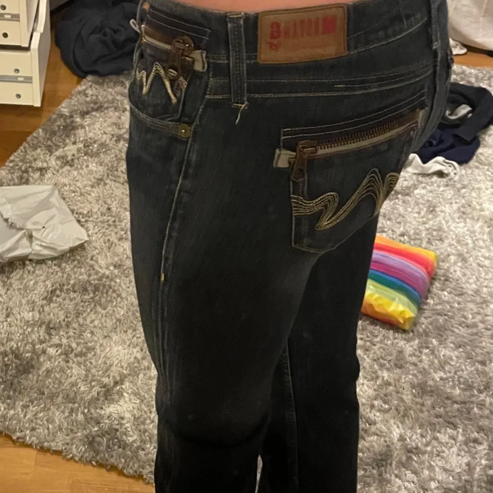 Säljer dessa low waist strait/bootcut jeansen för att dem är alldeles för korta för mig. Ytterbens längd är ca 94 cm och mått på midjan rakt över är ca 37cm. Jag är 173 cm lång. Jeans & Byxor.