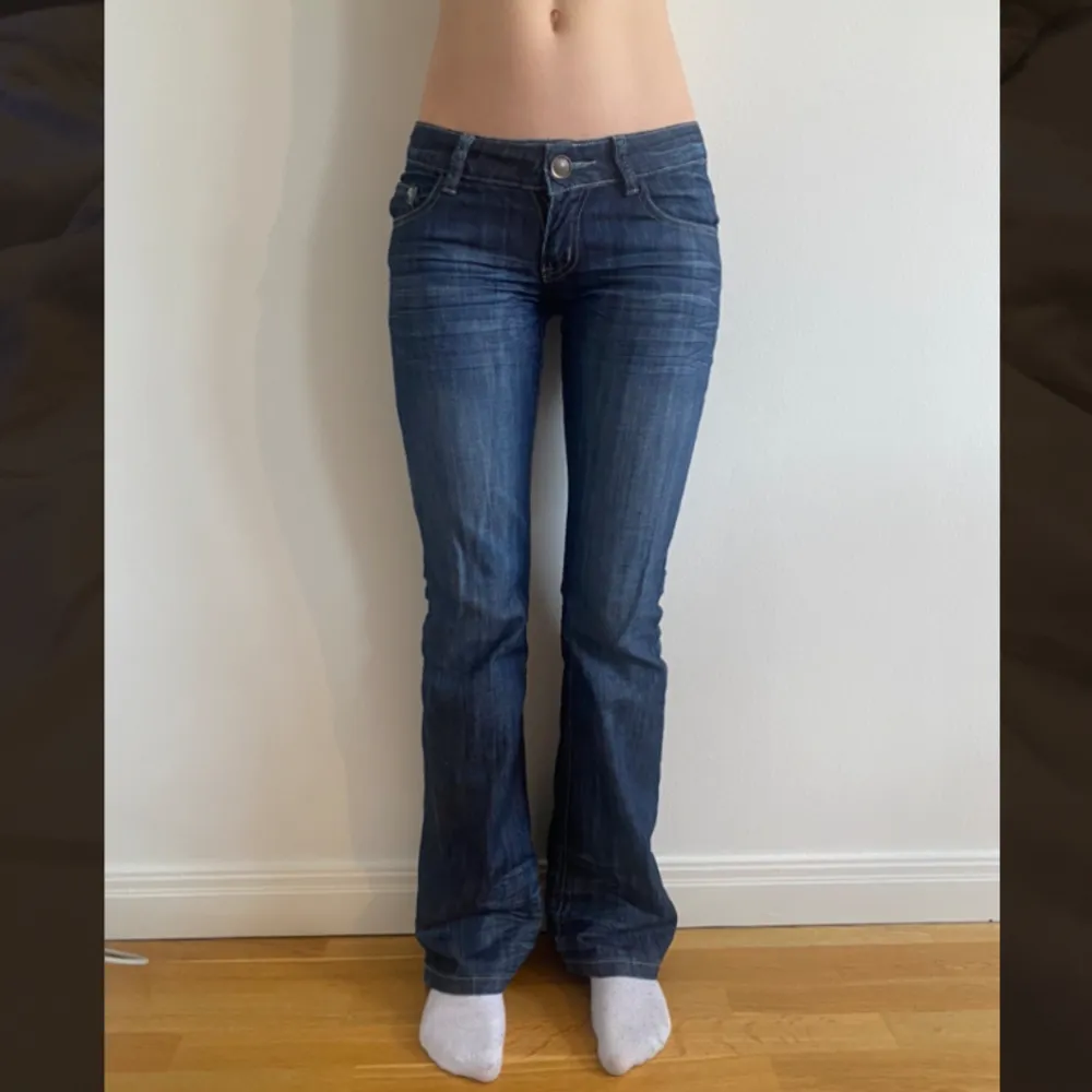 Assnygga low waist jeans från M.H.O. Älskar de men för små i midjan. Knappen utsydd hos sömmerska och liten defekt längst ned som syns på sista bilden. Min syrra på bilderna är 175❤️ midja 37 och innerben 84. Jeans & Byxor.
