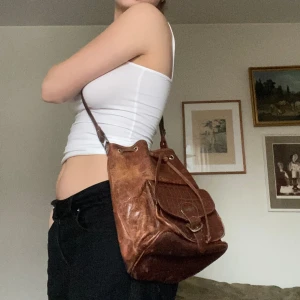 brun väska - så trevlig skinnväska!!! och OTROLIGT foder!!!!