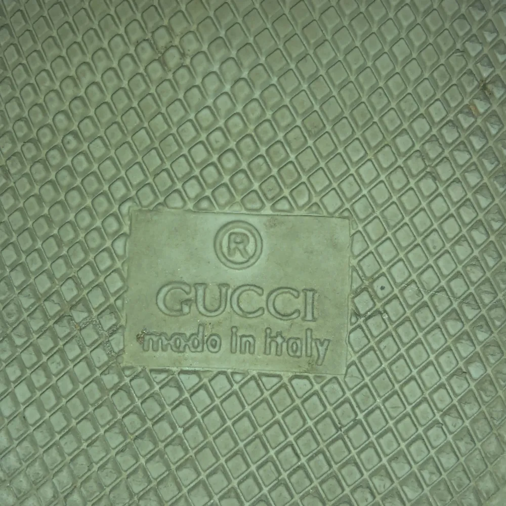 Säljer Gucci skor storlek 39 men passar även 40. 1:1 kopia, skriv för mer bilder. Skor.