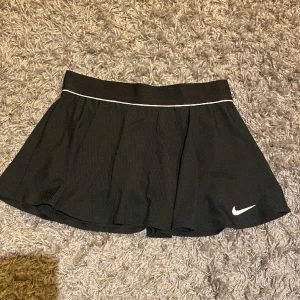 Tennis/padelkjol - Superfin tenniskjol i fint skick. Har innebyxor. Är i barnstorlek 146-152 men skulle säga att den passar S/XS. 