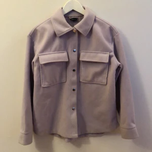 Ljuslila Jacka Ginatricot  - Ljuslila jacka/kort tunn jacka / over shorts från Gina Tricot. Nyskick! 