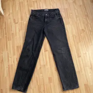 Ett par svarta jeans från Gina. Väl använd men fortfarande i bra skick en liten fläck men men de går bort. 