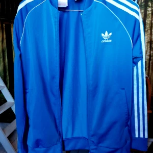 Tracksuit Adidas - Byxor stl 176. Small/medium Tröja stl 164. Small/medium Längd mer som medium, bredd mer small