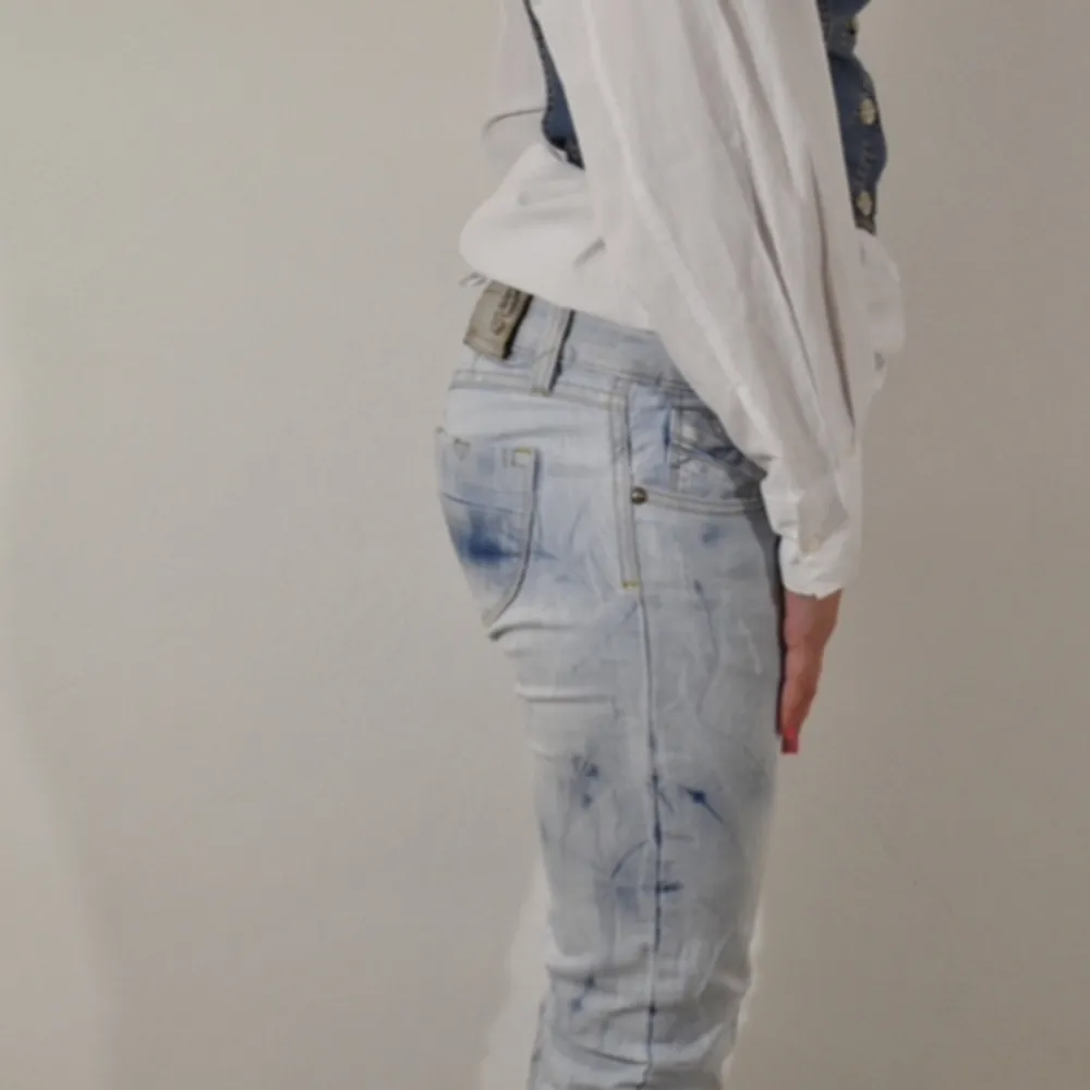 Utstickande jeans med inslag av mörkblått & boot cut långt ner. 🩵🩵🩵. Jeans & Byxor.
