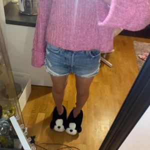 jeansshorts  - jätte fin sommar jeansshorts från zara. nypris 329 mitt pris 120. jag är 154 och dem passar perfekt på mig, skriv privat för flera bilder. Tar gärna emot prisförslag 🩷🩷