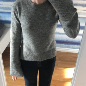 Stickad tröja  - Jättefin stickad tröja från HM!💗Den är i bra skick och är bara använd några gånger! Säljer den för att jag tycker den sitter fel på mig 💗