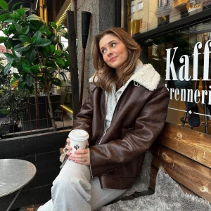 Brun sherling jacka  - Oanvänd brun sherling jacka från Gina Tricot i L. Nypris: 899kr