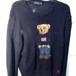 Ralph Lauren Bear Sweater - Säljer denna snygga klassiska tröja från Ralph Lauren i mycket bra skick som inte kommit till användning. Passar mellan M/L Hör av er för frågor!