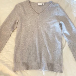 V ringad tröja - Säljer denna fina stickade tröjan, använd några gånger, den är i fint skick