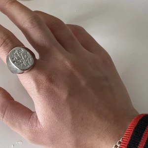 Ring med blommor - Fin klackring med blommor på. Har börjat rosta lite tyvärr (se bild 2 och lite på bild 3). Ca 18mm i diameter🌟