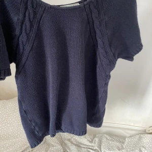 Mörkblå stickad T-shirt  - Säljer denna fina tröja då den ej kommer till användning! Köpt secondhand för ett halv år sedan och knappt använd efter det🩷