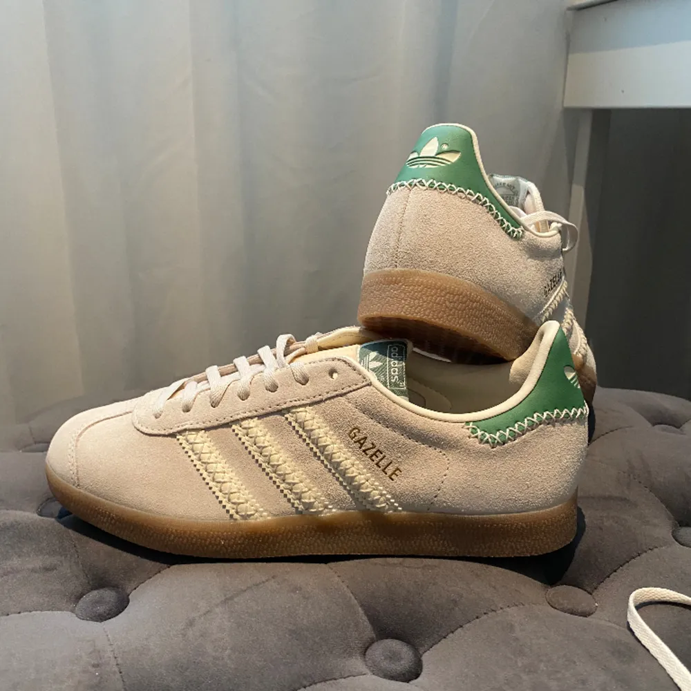 Säljer dessa helt slutsålda Adidas originals Gazelle sneakers. Skorna är oanvända och inköpta från Zalando i februari, kvittot medföljer. Jag har storlek 39 1/3 och skorna är aningen för stora för mig som brukar ha 38, men passar fortfarande ok💕. Skor.