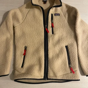 Patagonia Teddyfleece  - Som ny, använd fåtal gånger.  Strl L Junior 152 - 12år