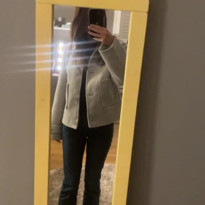 VårKappa  - Säljer denhär kappan då den inte kommer till användning. Använt väldigt få gånger så inga skador eller defekter. Kom privat för mer info