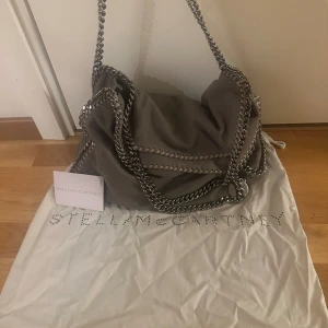 Äkta Stella Mccartney Falabella Väska! ✨  - Nu säljer jag min otroligt fina Stella väska! Köptes för 1 år sedan och är i mycket gott skick - dustbag och etiketter medföljer✨🥰 Öppen för bud ⭐️
