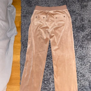 Juicy couture - Aldrig använt, köpta för cirka 2 år sedan för 1200 kr men var för stora för mig. 💗 Skriv för fler bilder