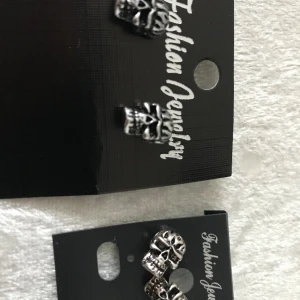 Retro Skalle Örhänge  - Mått 1.00*0.70cm Båda silver och svart färg kvar  39kr/par 