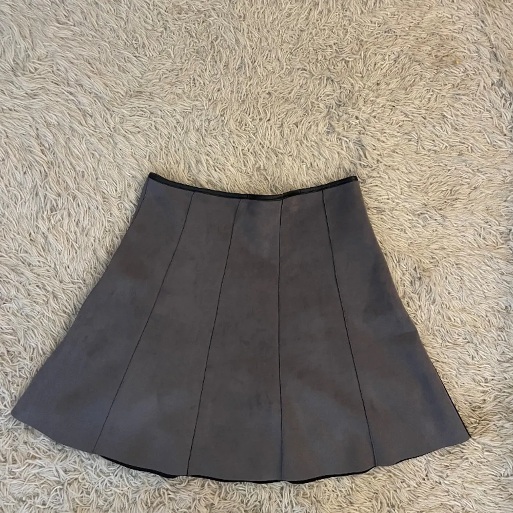 Really cute with boots and heels or sandals. Great condition . Kjolar.