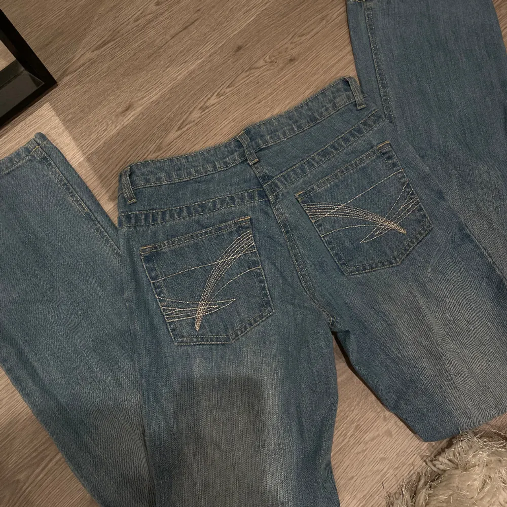 Snygga jeans i strl 38 men skulle säga sitter som en 36. Bra skick med detaljer på fickorna. Långa i benen 💎. Jeans & Byxor.