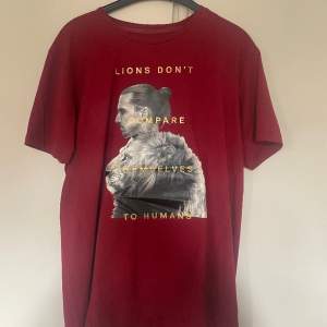 A-Z (Zlatan) t-Shirt i storlek XL. Nästan helt oanvänd. T-shirten finns inte att köpa längre eftersom A-Z lagt ner.