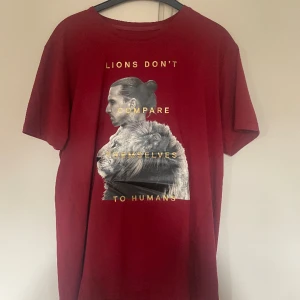 Zlatan T-shirt limited edition (Lions don’t compare themselves to humans)  - A-Z (Zlatan) t-Shirt i storlek XL. Nästan helt oanvänd. T-shirten finns inte att köpa längre eftersom A-Z lagt ner.