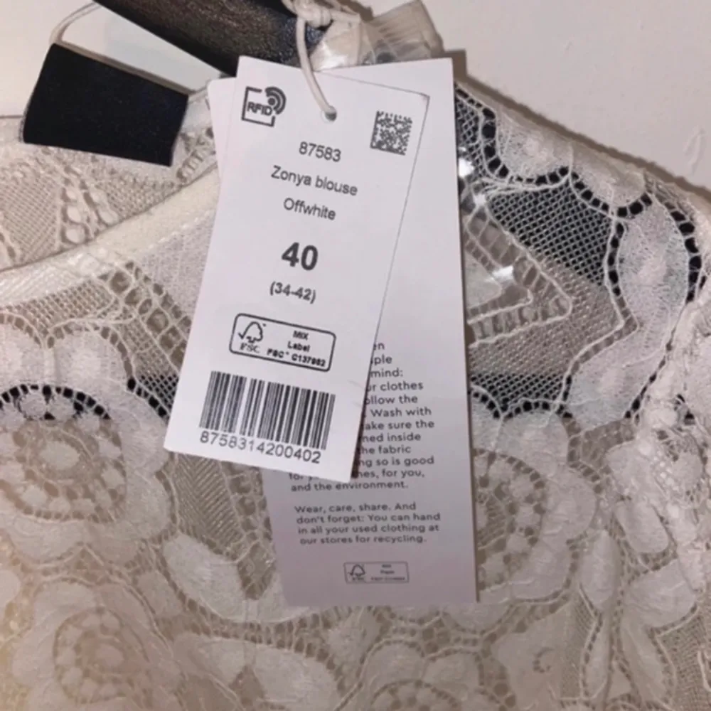 Jätte fin blus från Gina Tricot. Aldrig använd alla lappar kvar. Storlek 40 men är liten i storlek så passar mig som har 34/36. Köpt för 449kr. Blusar.