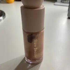 Rare Beauty highlighter intresse koll på den.