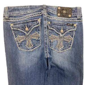 Miss Me jeans  - Midjan är reglerbar då jag har satt in en extra knapp så dem passar mig som är storlek 28/S. Men utan extra knappen passar dem storlek 32. Jag är 165 och dom går till marken. Hör av dig vid frågor eller mer exakta mått💗💗