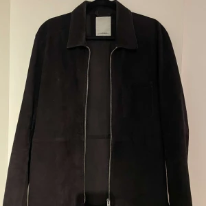 J Lindeberg  - Tja säljer min j Lindberg jacka i mocka mycket bra skick kostar 5000 ny hör av er vid fler frågor.  Mvh Eric 