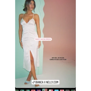 Studentklänning  - Endast testat men var för liten i bysten. Stängs med en dragkedja där bak.