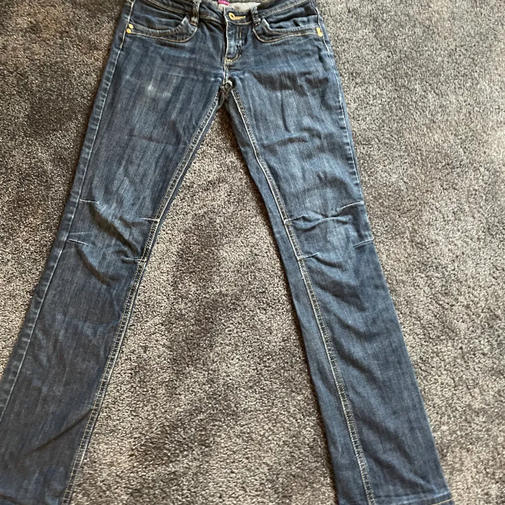 Ett par jättesnygga lågmidjade jeans. De är storlek 34.. Jeans & Byxor.