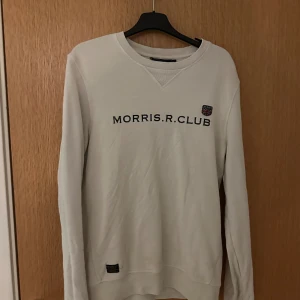 Morris tröja - Morris tröja i mycket bra skick. Nypris 1000kr. Storleken är xs men passar även S. Skriv vid funderingars⚪️☑️