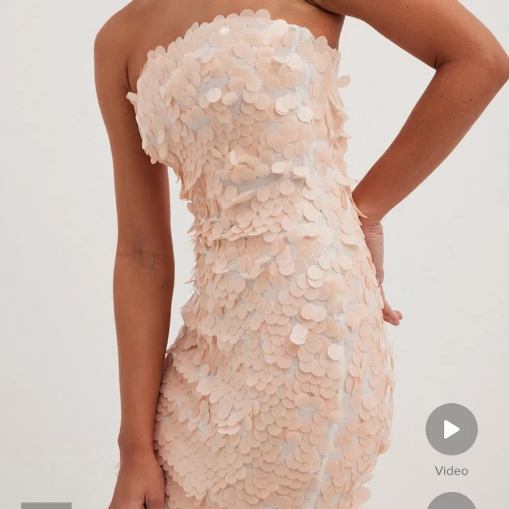 Säljer denna glitterklänning som inte ens är upppackad.  Råka beställa två lika dana så andra bilden är den andra.  Perfekt till fest och sitter på plats❤️‍🔥. Klänningar.