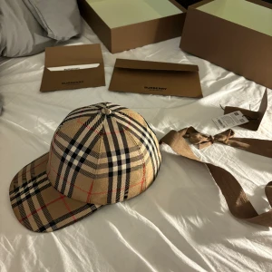 Burberry keps  - Burberry keps Bech färg storlk S box finns även med samt kvitto digitalt 