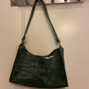 Grön väska i ”krokodil” mönster. Knappt använd. Skriv privat för fler bilder