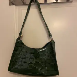 Grön väska i ”krokodil” mönster. Knappt använd. Skriv privat för fler bilder