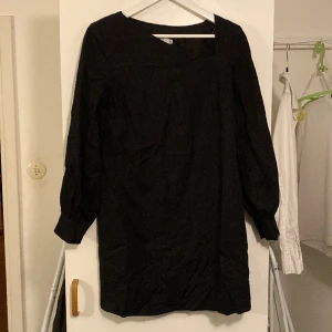 Svart klänning  - Klänning använd 2 ggr. Svart märke Na kd by Hanna Schönberg