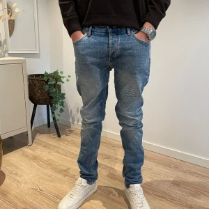 Neuw Jeans - Säljer dessa super fräscha NEUW stockholm melbourne 2009.  Byxorna är i toppen skick utan skador.  Modellen är Lou slim.  Hör av er vid frågor eller funderingar🙌