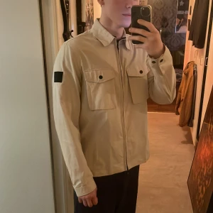 Calvin Klein jacka - Schysst till våren/höst. Bra skick, lite solblekt i nacken men utöver det så toppskick. 