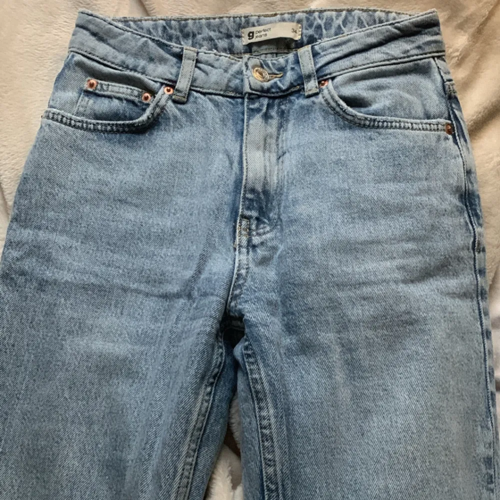 Säljer ännu ett par Full Lenght Flare Jeans från Gina Tricot! Ljusblåa med medelhögmidja 🤍Köpta för ca ett år sedan för 499kr. Säljer för jag tyvärr inte använt dem så mycket 🤍 Kontakta för frågor eller fler bilder 🤍 Säljer även mörkgråa o mörkblåa 🤍. Jeans & Byxor.