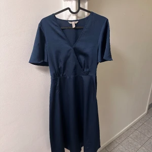 Blå klänning  - Köpt på H&M. Ny pris 200kr. Liten defekt på sömmarna. Priset kan diskuteras pga det. Hör av er ifall ni vill ha foton på hur den sitter! 