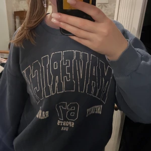 Sweatshirt - Säljer denna fina blåa tröjan från Gina i helt nytt skick. Den är i storlek L och har ett stort tryck på framsidan.